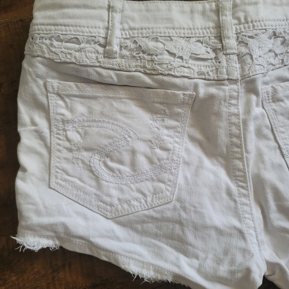 SILVER Jeans Co Distressed Aiko Mid Shorts Size 31 in White - Picture 16 of 16